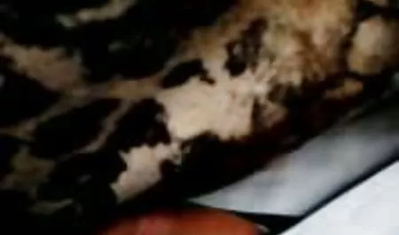 بلوند روسی بالغ ، دوربینی را راه اندازی می کند و سوار یک دیک می شود عکسهای حشری کننده