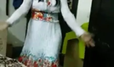 شخص دید که همسایه از زیر دامن کوتاه بیرون آمده است ، سرب خود را عکس های سکسی حشری باز کرده و گربه خود را درون سوراخ مقعد خود قرار دهید.