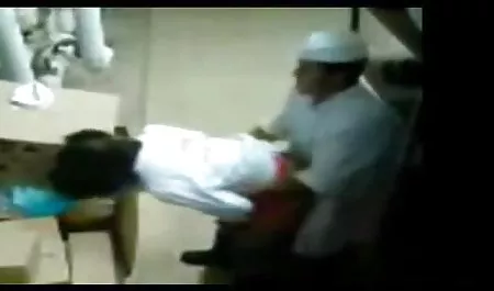 این زن زیبا و روسی به همراه پدر بزرگش در عکسهای سکسی و حشری کننده اتاق به دام افتاده است