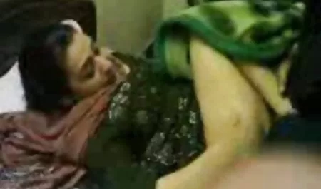 سبزه شلخته جوان توسط یک پسر جذاب در یک کافه گرفتار می شود عکس حشری خفن