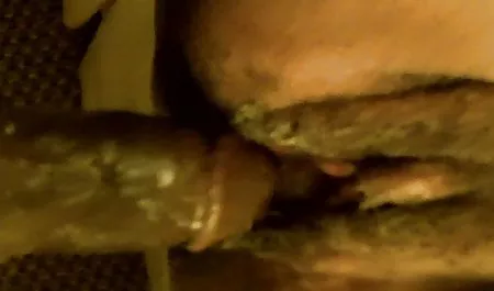 جوجه جوان عکس سکسی متحرک حشری با دستان خود خروس خاردار گرفت