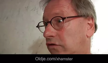 رئیس شهوت آور کاغذها را از بین عکسهای سکسی حشری برد و دبیر بیدمشک را گرفت