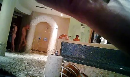 آهسته کایلی دوست پسرش را لگد تصاویر سکسی و حشری می زند