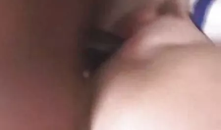 مادر سکسی در شورت چرمی بیدمشک مرطوب عكس سكسي حشري را با یک ویبراتور متراکم خودارضایی می کند