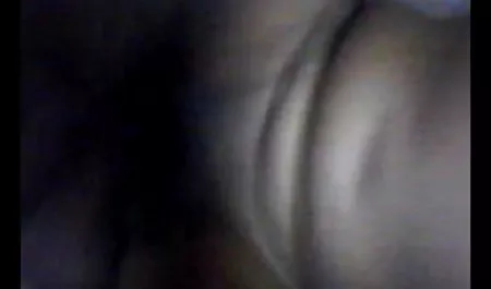 او دیک بلند خود را به آنها می دهد و دختران با زبان خود فیلم وعکس سکسی حشری کار می کنند.