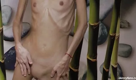 پیت سوراخ های عکس سکسی دختران حشری خود را با یک dildo بزرگ گرفت