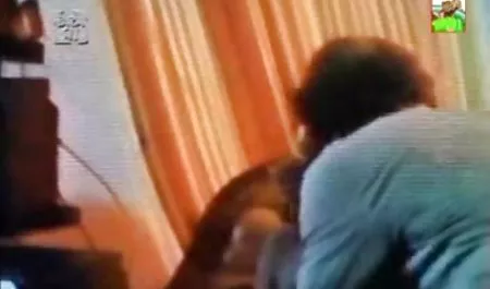 مادر بالغ با بیدمشک مودار صورت عکس سکسی و حشری کننده خود را گرفته است