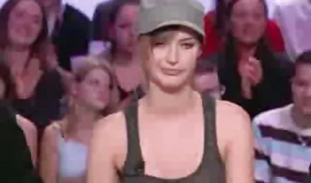 شخص عزیز طاس ، وحشیانه ، یک سبزه ناز با الاستیک الاستیک عکس سکسی حشری خفن و دهانشونده میخورد و در آخر اینکه کودک در انتظار دسر در دهانش است